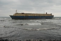 巴拿馬籍貨輪石門外海擱淺，漏油嚴重；圖片提供：環保署